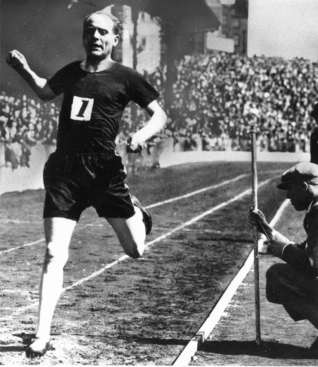 1931: Paavo Nurmi sets the world record at 2 miles